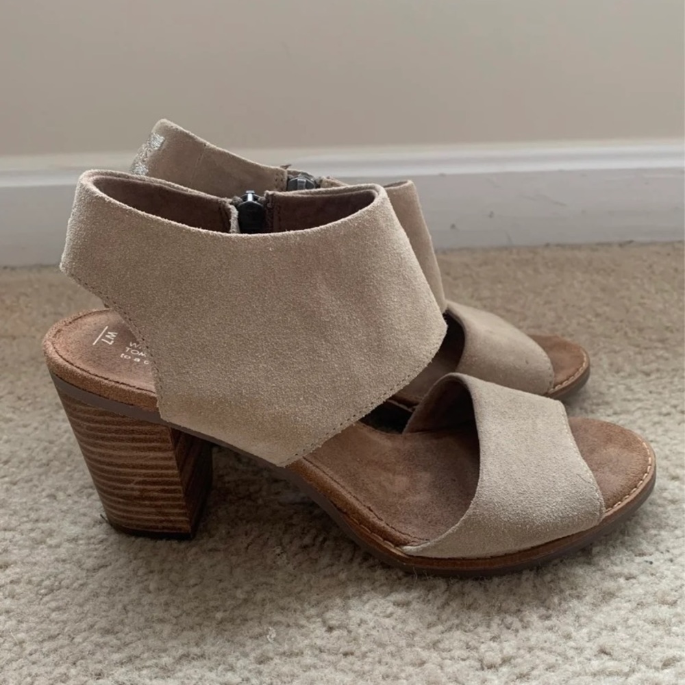 Tom’s wedge heels